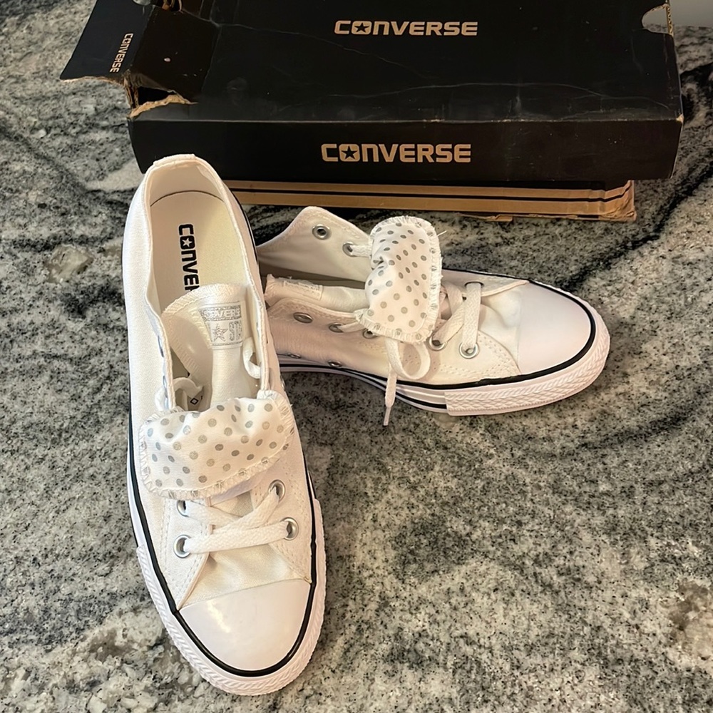 Women’s Converse low cut sneakers Size 9
